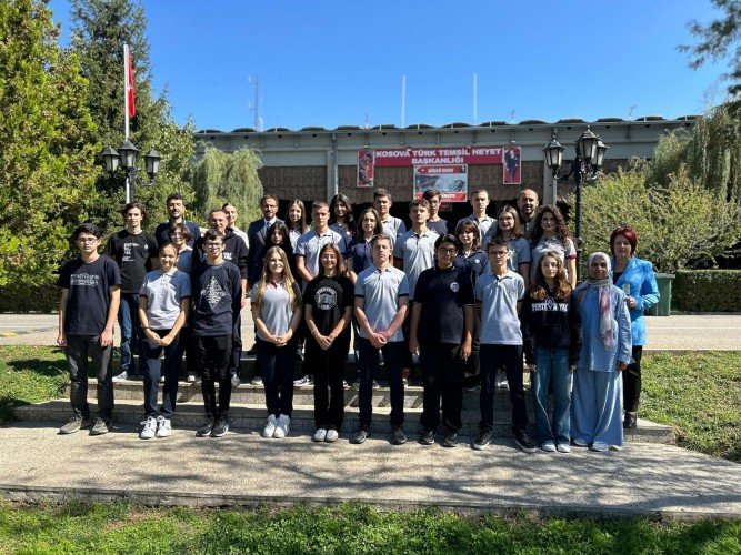 Bir-baskadir-benim-memleketim-song-by-the-students-of-Pertevniyal-in-Prizren-Kosovo